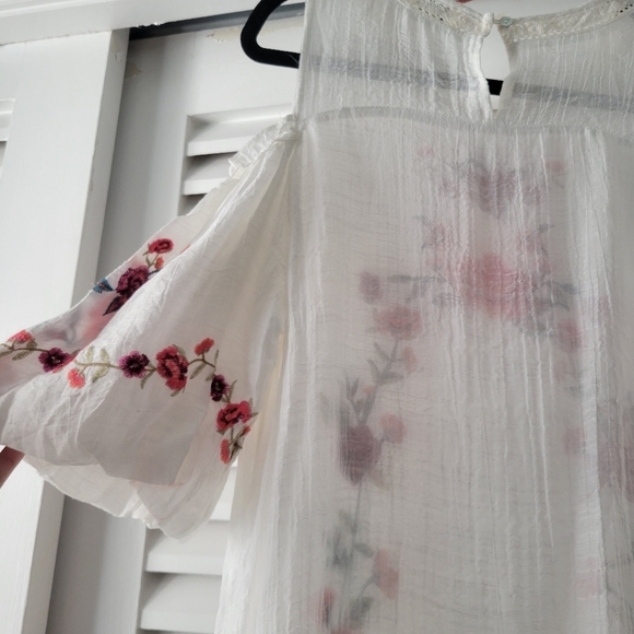 Umgee cold shoulder Embroidered top. - Picture 12 of 13